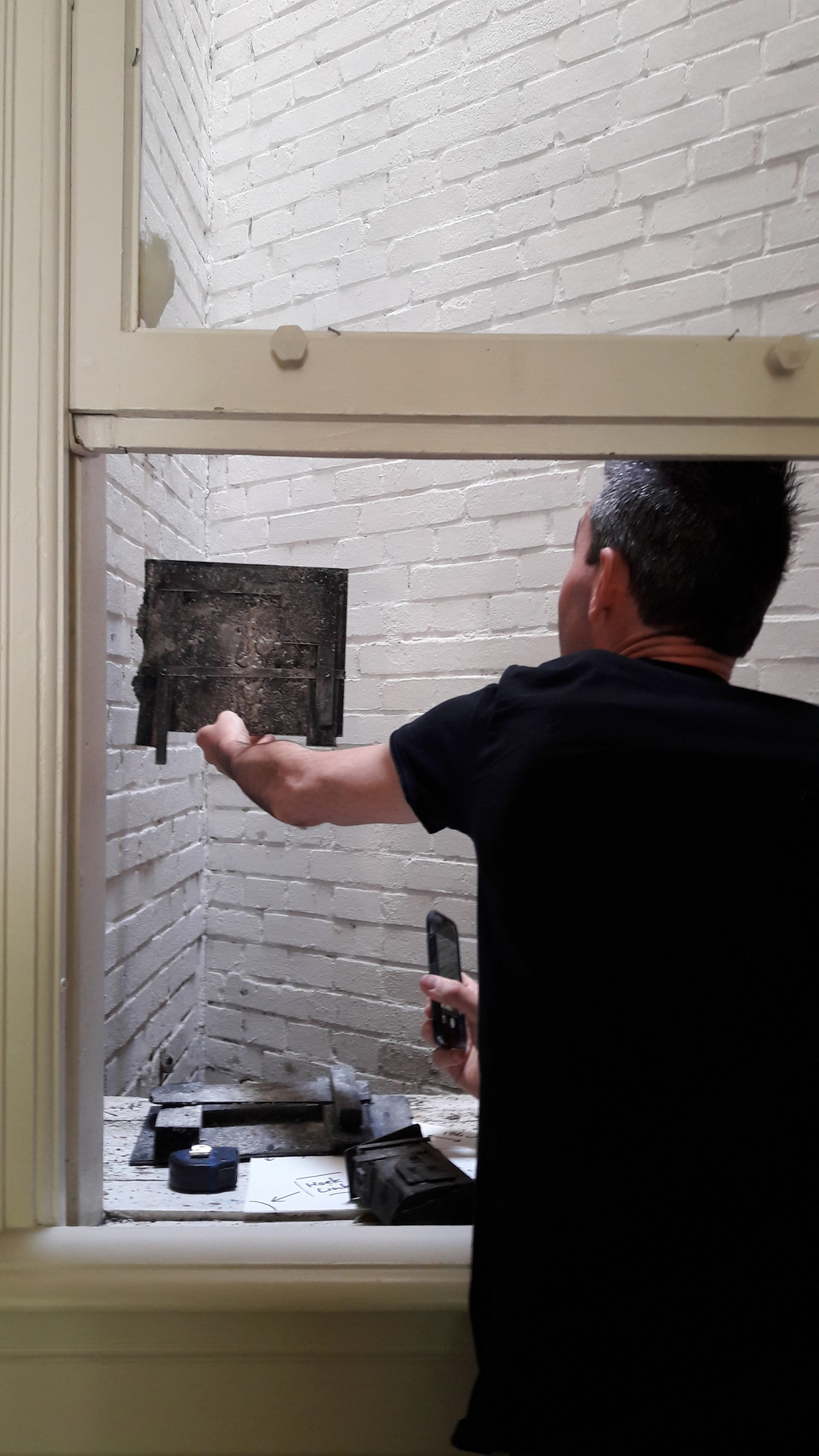 Pim Palsgraaf test een kleur in de nog lege lichtkoker